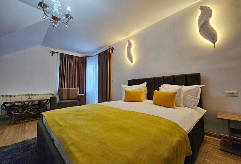 هتل Străjerii Cetății