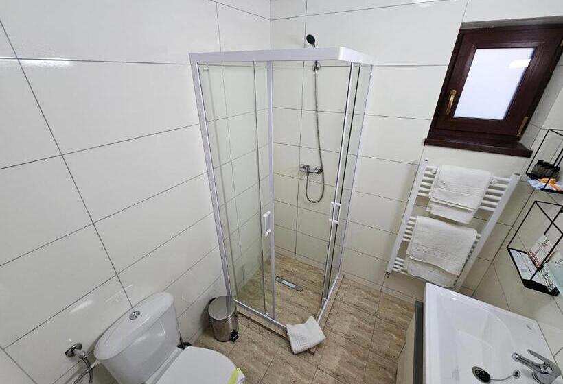 هتل Străjerii Cetății