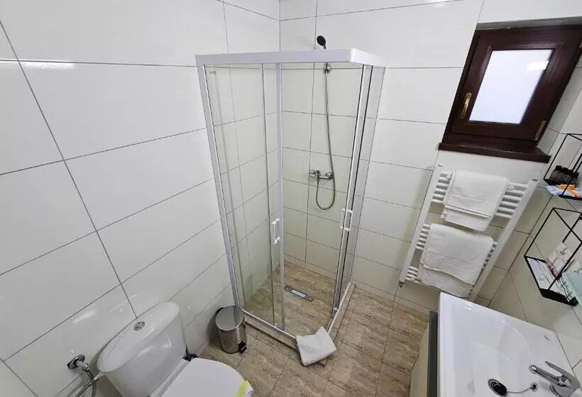 هتل Străjerii Cetății