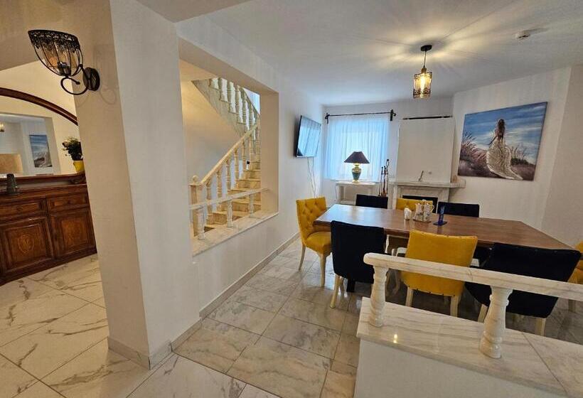 هتل Străjerii Cetății