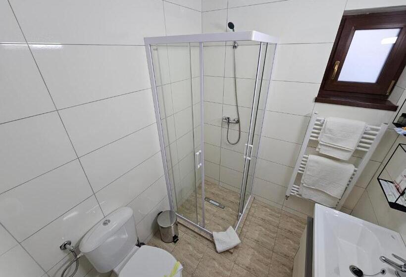 هتل Străjerii Cetății