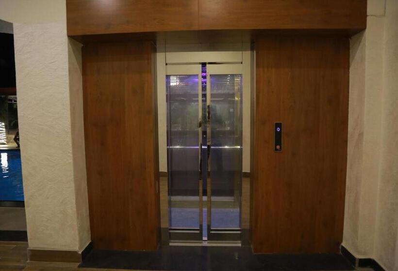 Отель The Riviera