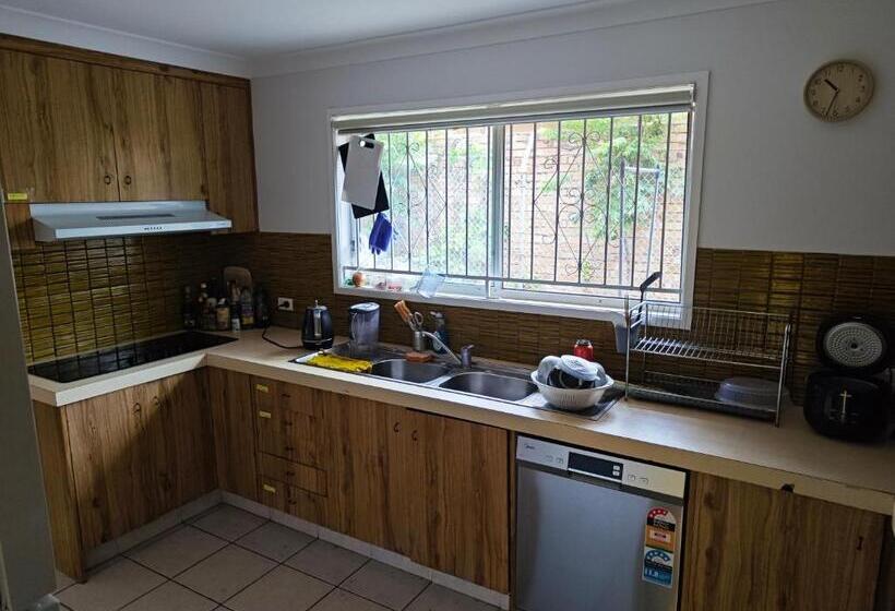 Пансион All Set Up Single Rooms In Convenient Location