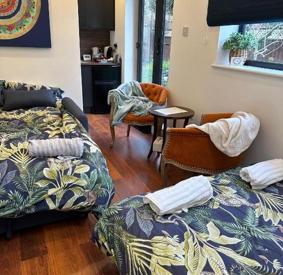 ペンション Bespoke Gallery Guesthouse