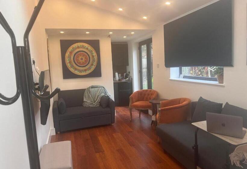 ペンション Bespoke Gallery Guesthouse