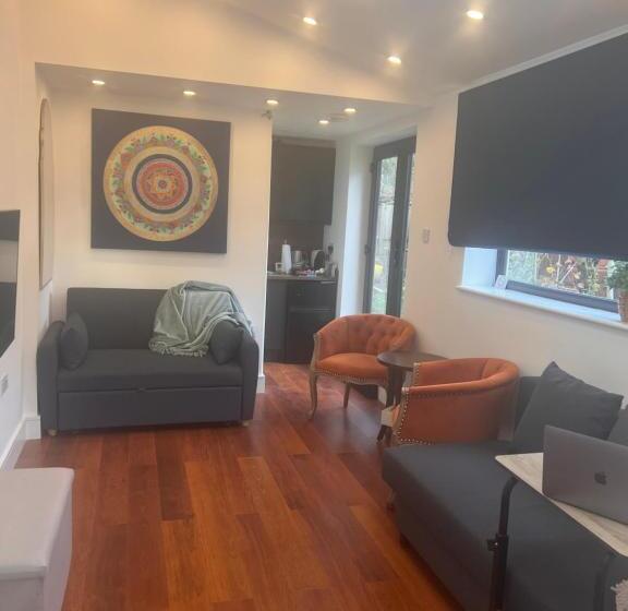 ペンション Bespoke Gallery Guesthouse