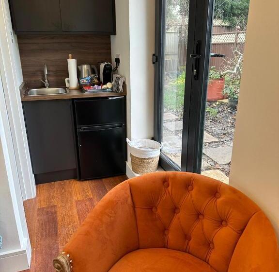 ペンション Bespoke Gallery Guesthouse