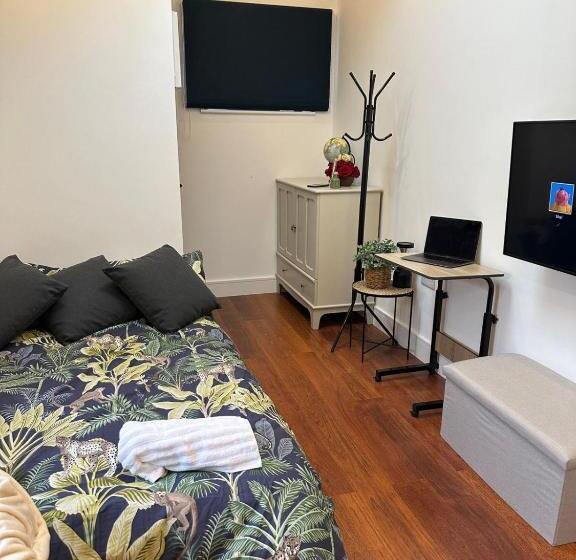 ペンション Bespoke Gallery Guesthouse