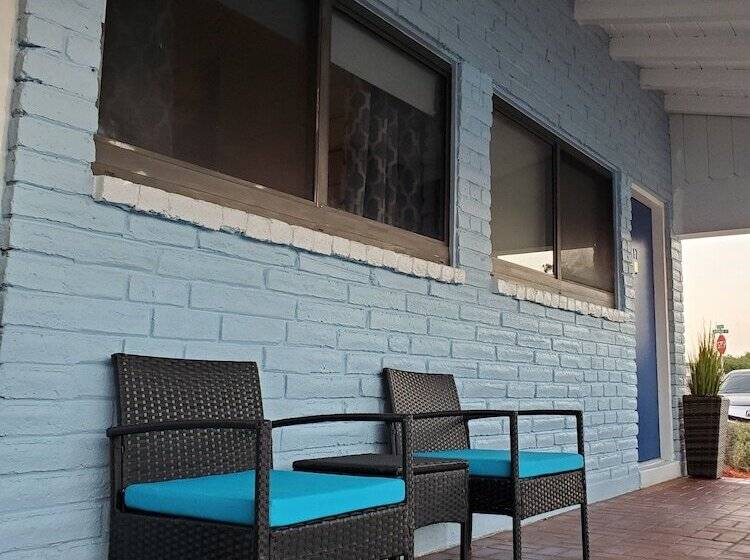 فندق Hollywood Gardens Inn & Suites