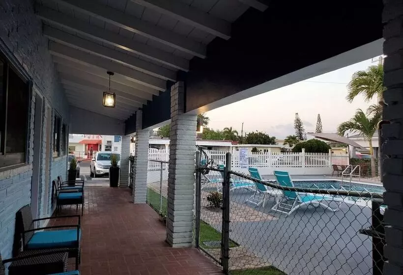ホテル Hollywood Gardens Inn & Suites