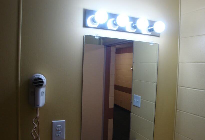 فندق Economy Inn