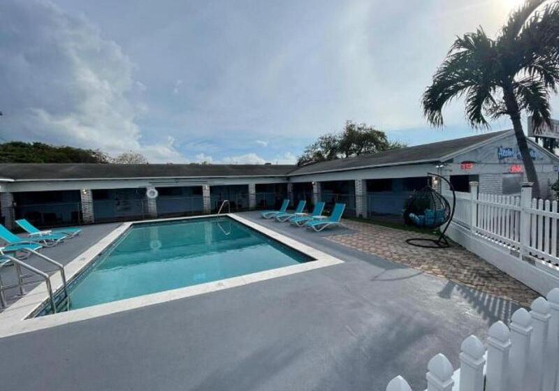 فندق Hollywood Gardens Inn & Suites