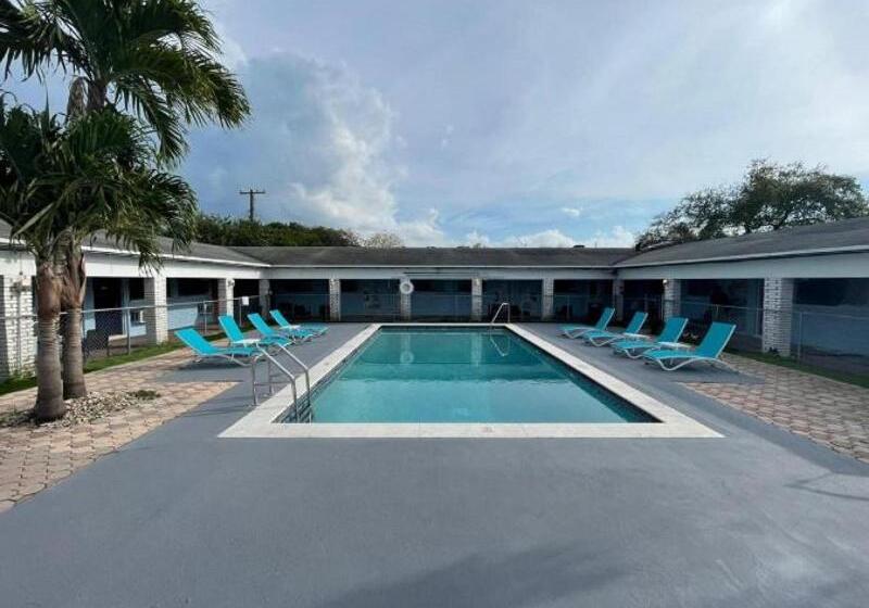 فندق Hollywood Gardens Inn & Suites