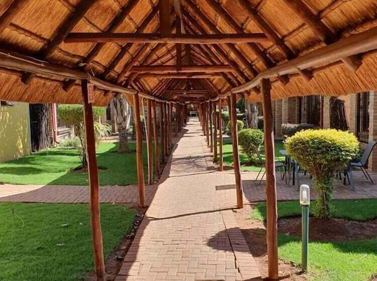 Отель Mannah Guest Lodge