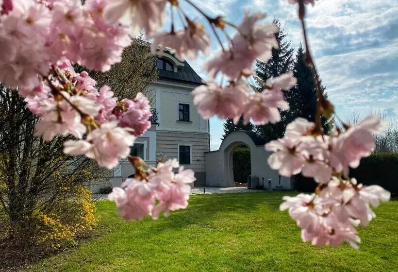 هتل Villa Nečas žilina