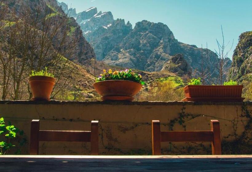 Albergue De Caín El Diablo De La Peña