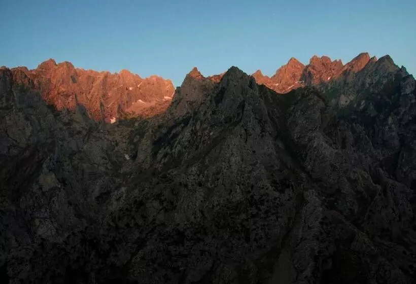 Albergue De Caín El Diablo De La Peña