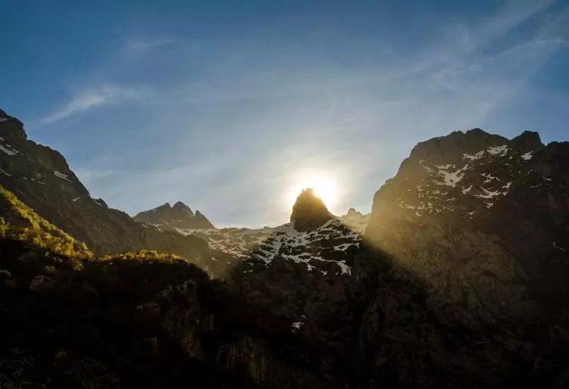 Albergue De Caín El Diablo De La Peña
