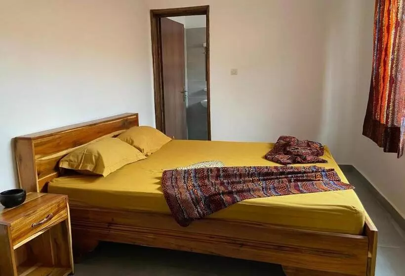 تختخواب و صبحانه Les Amazones Rouges Chambre Jaune