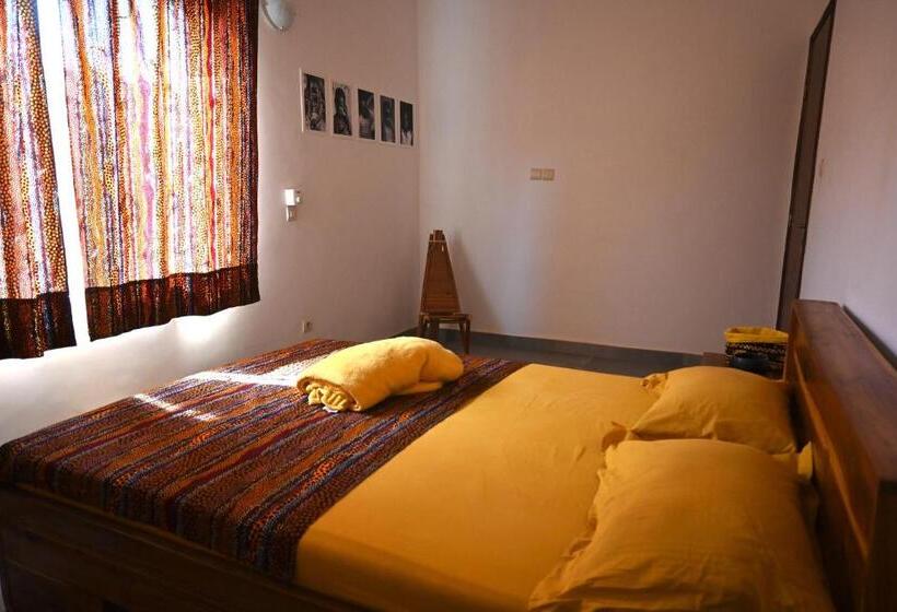 تختخواب و صبحانه Les Amazones Rouges Chambre Jaune