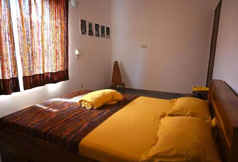 تختخواب و صبحانه Les Amazones Rouges Chambre Jaune