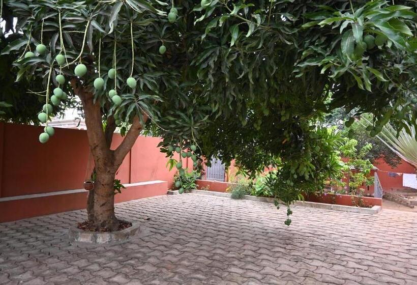 تختخواب و صبحانه Les Amazones Rouges Chambre Jaune