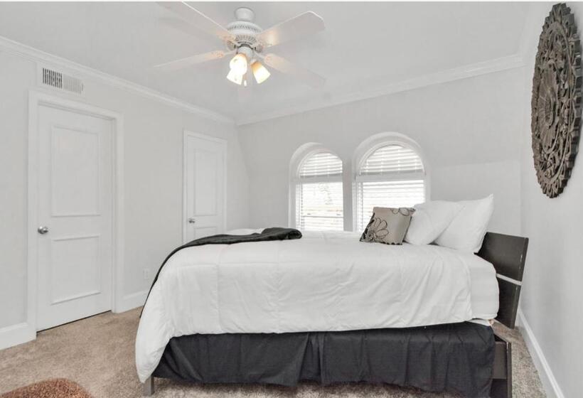 تختخواب و صبحانه Peaceful Queen Master Suite