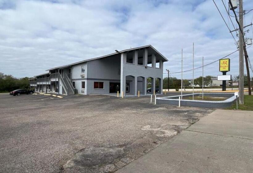 ホテル Regency Inn By Oyo Three Rivers