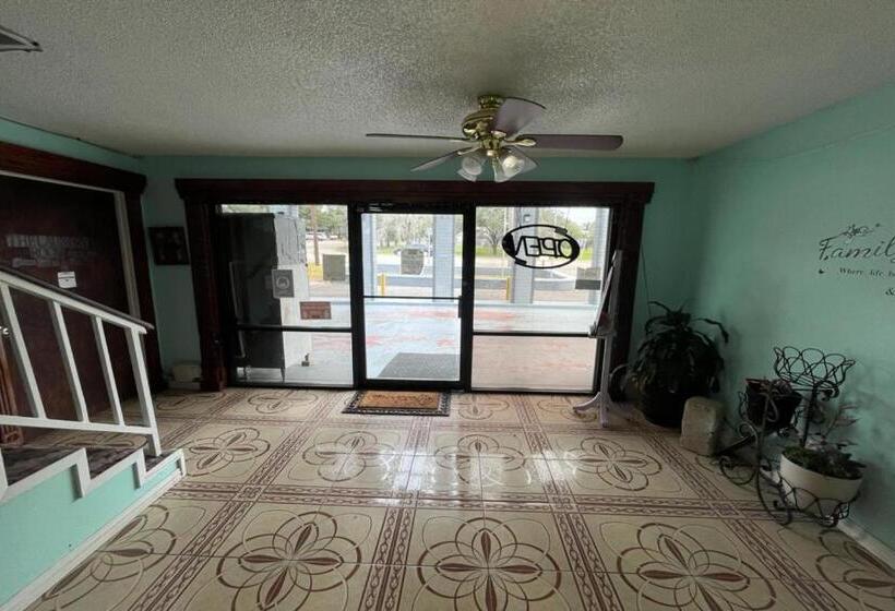 ホテル Regency Inn By Oyo Three Rivers