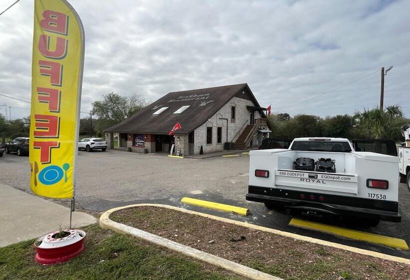 ホテル Regency Inn By Oyo Three Rivers