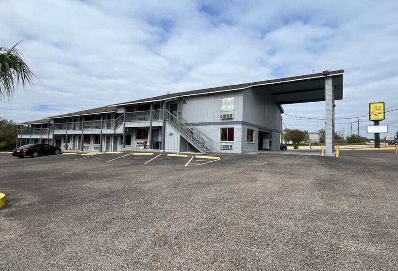 ホテル Regency Inn By Oyo Three Rivers