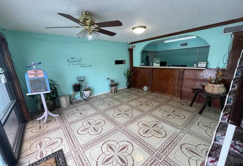 ホテル Regency Inn By Oyo Three Rivers