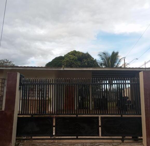 بنسيون Hostal El Valle