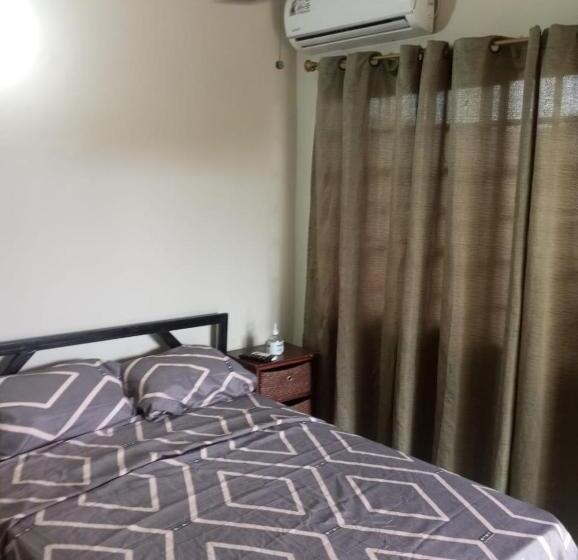 بنسيون Hostal El Valle