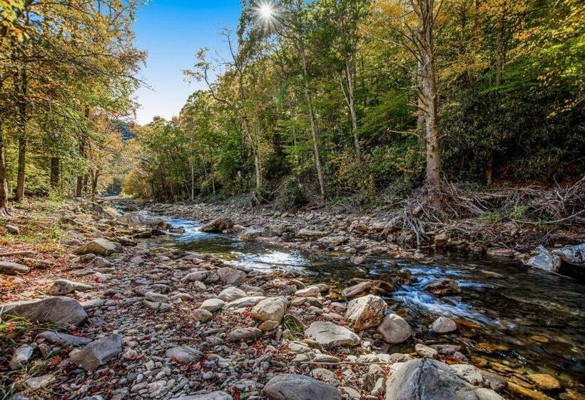Wagon Gap Trail: Lodge Lórien
