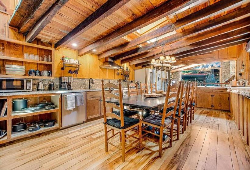 Wagon Gap Trail: Lodge Lórien