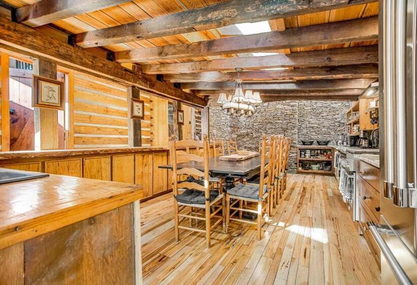 Wagon Gap Trail: Lodge Lórien