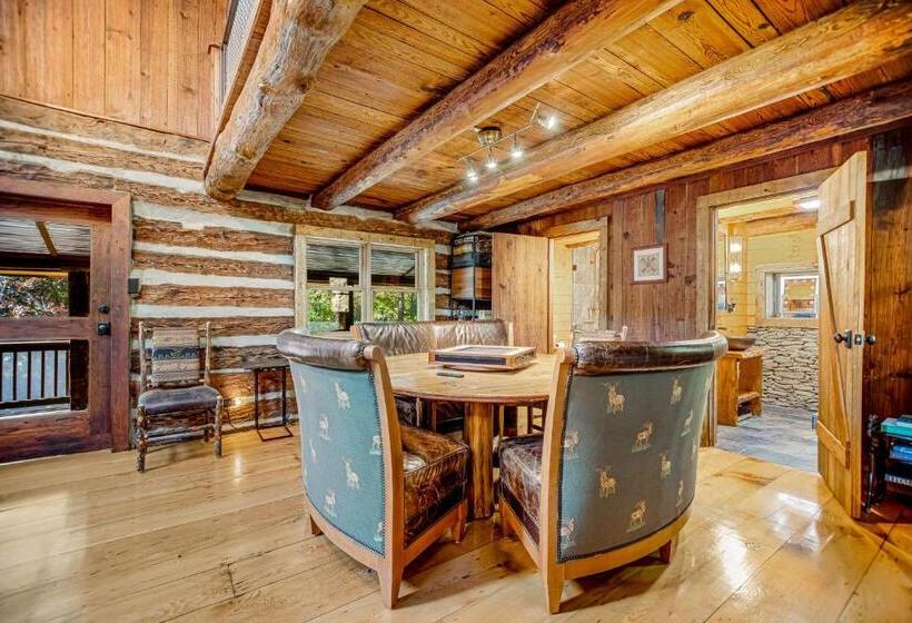 Wagon Gap Trail: Lodge Lórien