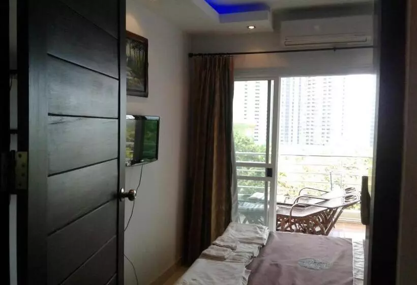 Hotelli Apartments Sea View Wongamat Privacy Condo