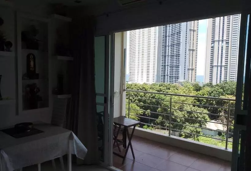 Hotelli Apartments Sea View Wongamat Privacy Condo