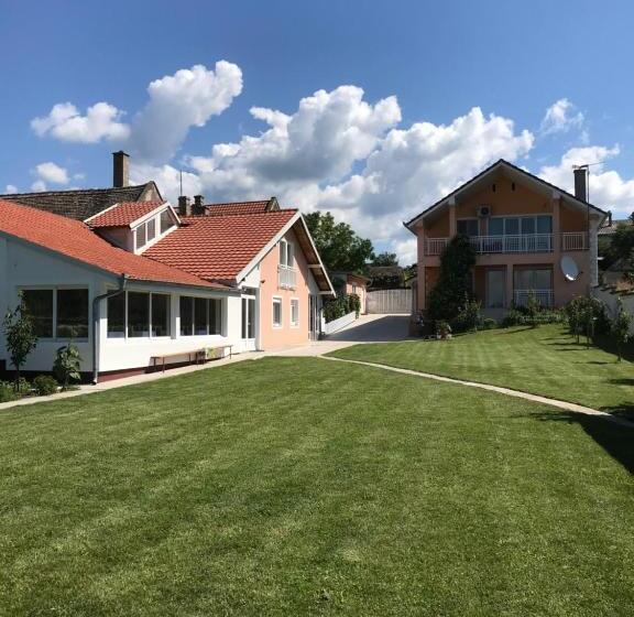 پانسیون Guesthouse Rebel