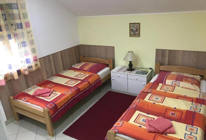 پانسیون Guesthouse Rebel