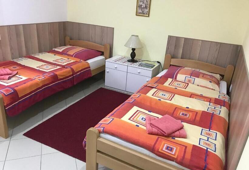 پانسیون Guesthouse Rebel