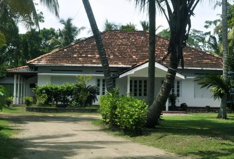 Majatalo Sun And Surf Rest