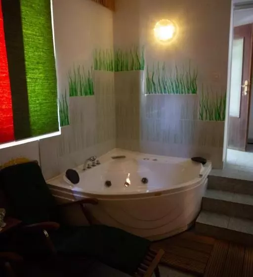پانسیون Turistična Kmetija Zgornji Zavratnik