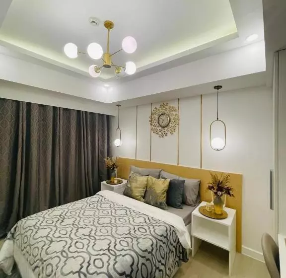 Hotelli Azure North Staycation