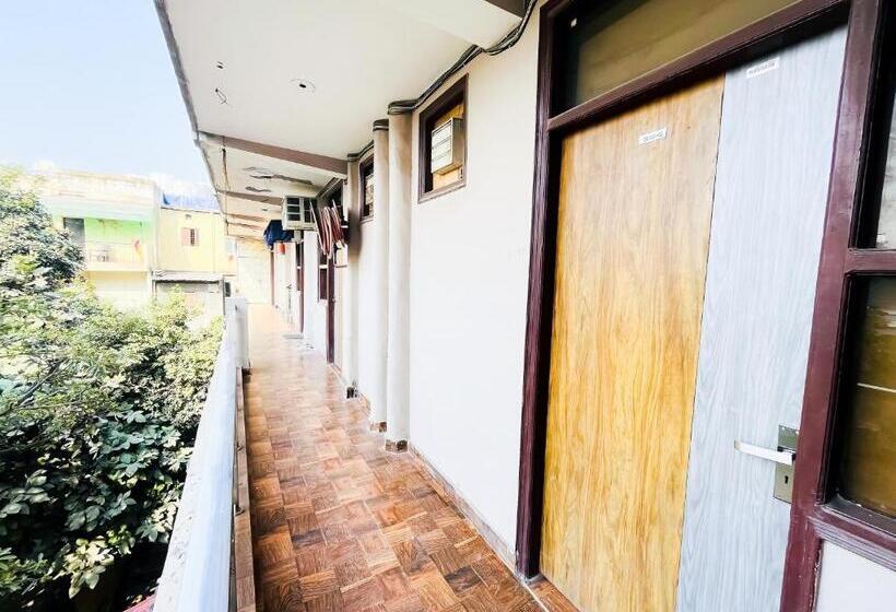 Classic Hotel 02 Minute Walk In Nizamuddin Railway Station