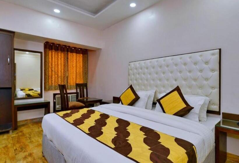 בית מלון כפרי Prime Cashew & Paradise International Walking Distance Railway Station