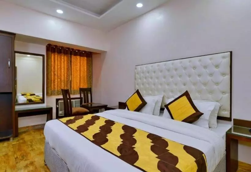 Hotelli Prime Cashew & Paradise International Walking Distance Railway Station