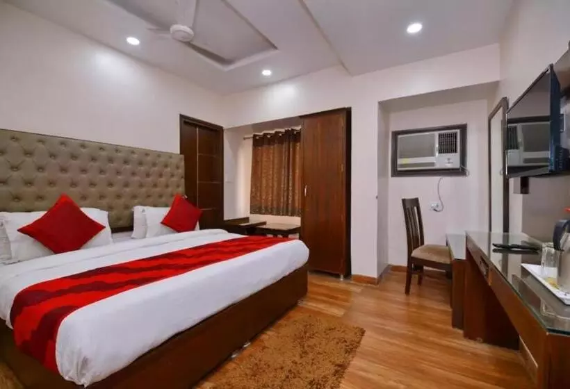 Hotelli Prime Cashew & Paradise International Walking Distance Railway Station